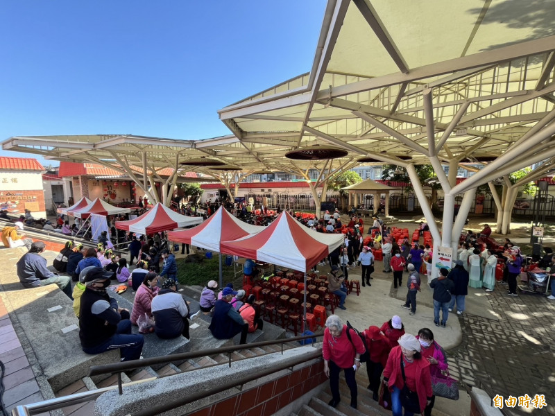 竹東鎮公所邀請鄉親朋友來到客家戲曲公園現場觀賞，18日另將進行LIVE決賽直播，線上線下都將為觀眾帶來精采的歌喉戰。 （記者廖雪茹攝）