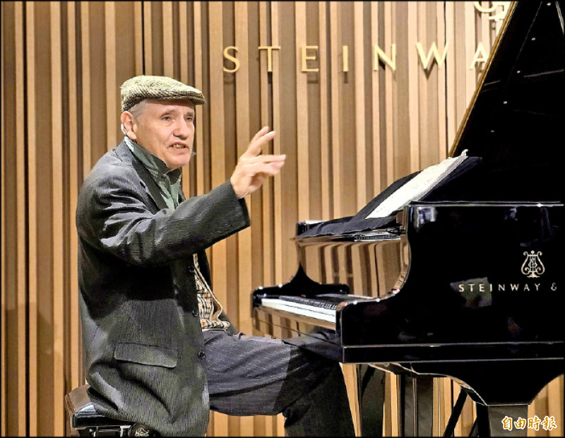 因台語的語韻特別，魏樂富在《暗夜的螃蟹》中與朗誦者不斷磨合，求取最適當的呈現。（記者凌美雪攝）