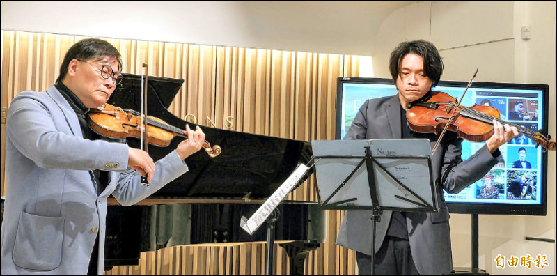 將於同場與中提琴林曔瀚（右）合演《格列佛遊記》組曲的小提琴家蘇顯達（左）說，2023年他參與德國的巡演，看魏樂富以德文講台灣的故事，不僅讓當地德國人感動，也讓旅居國外的台灣人有更多認同感。（記者凌美雪攝）