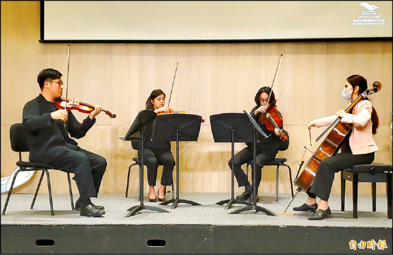 南台灣室內樂協會演出柴可夫斯基D大調第一號弦樂四重奏作品11第二樂章「如歌的行板」。（記者陳文嬋攝）