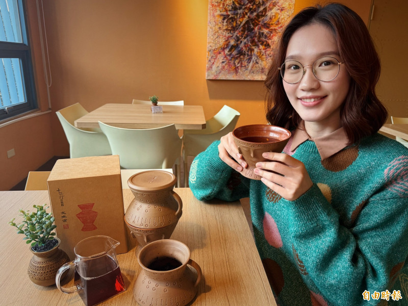 「人面陶罐茶濾杯」讓現代人在生活中找到一杯好茶的寧靜時刻。（記者陳奕劭攝）