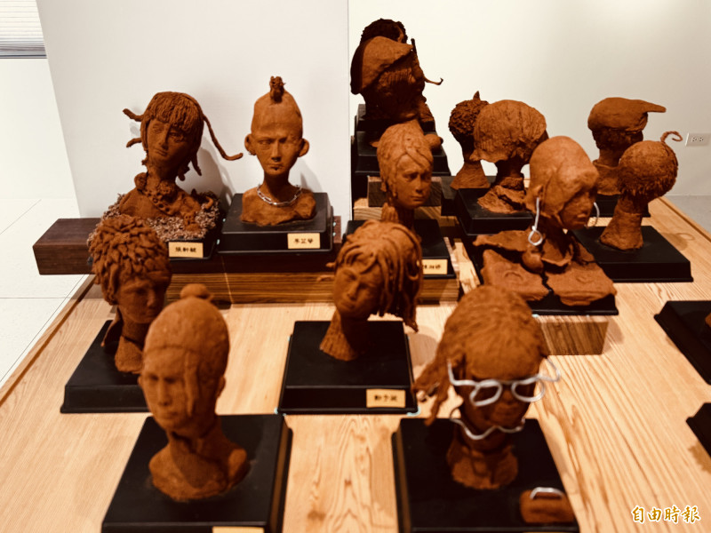 嘉義新港國中美術班畢業展別出心裁的香粉雕塑創作。（記者蔡宗勳攝）