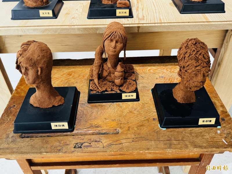 嘉義新港國中美術班畢業展的香粉雕塑創作。（記者蔡宗勳攝）