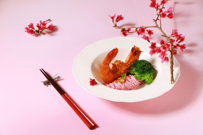 湖光軒中餐廳為春日推出色彩繽紛的乾燒大蝦櫻細麵。（涵碧樓提供）