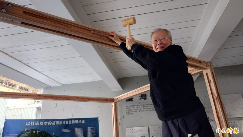 領銜發起「台灣自己館」的台灣文學國家園區協進會理事長鄭邦鎮教授，象徵性敲築「第1號」木柱。（記者洪瑞琴攝）