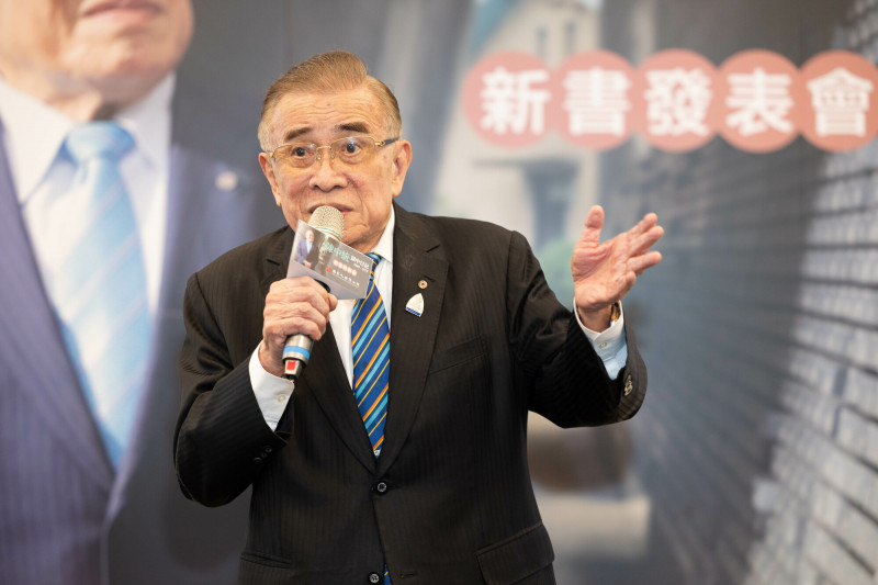 白色恐怖受難者陳中統在《陳中統：獄中日記》新書發表會上致詞，面對這本從他被逮捕當日開始書寫直到出獄前為期十年的日記（1969年至1979年）終於出版，他充滿感謝，並期待透過這本書能讓更多人看見不曾見過的歷史。（人權博物館提供）