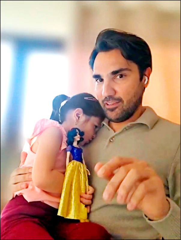 泰特曼於訪談中提到考夫曼有美滿的家庭時，女兒突亂入撒嬌。（記者凌美雪翻攝自線上聯訪過程）