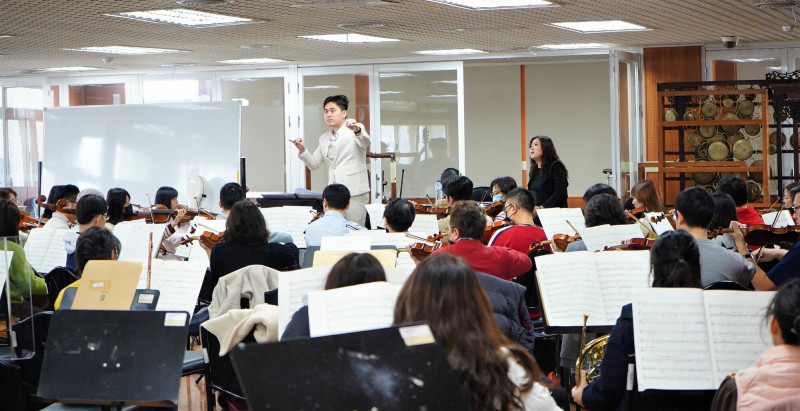福爾摩沙之春音樂會明天即將登場，指揮家廖元宏與國立台灣交響樂團加緊進行排練。（蕭泰然文教基金會提供）