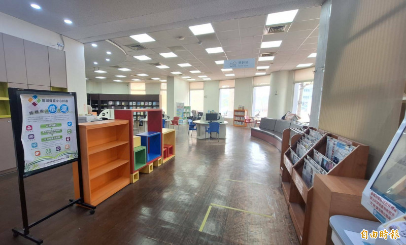 南投縣文化局圖書館1樓期刊室將舉辦「經典瓊瑤」書展。（記者張協昇攝）