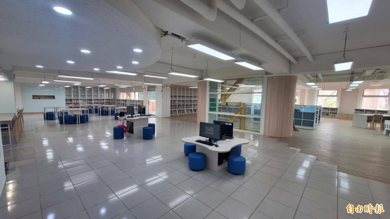南投縣文化局圖書館2樓空間改裝後，增加空間採光明亮度，提供更友善無障礙環境。（記者張協昇攝）