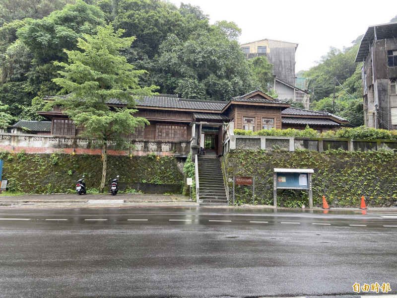 基隆要塞司令部官邸轉型為日式咖啡廳「官邸作客」，民眾認為氣氛很好。（記者盧賢秀攝）