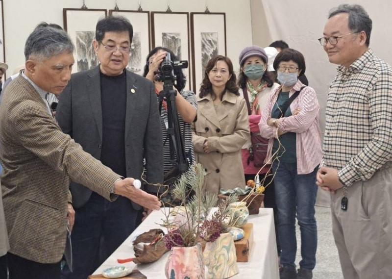 台南市文化局代理局長林韋旭（左1）今天出席「器載柚香」藝術創作聯展，讚賞不已。（總爺藝文中心提供）