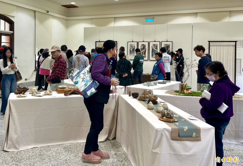 「器載柚香」藝術創作聯展今（1）日起，在台南麻豆總爺藝文中心紅磚工藝館展出，以麻豆文旦、柚花為主題。（記者楊金城攝）