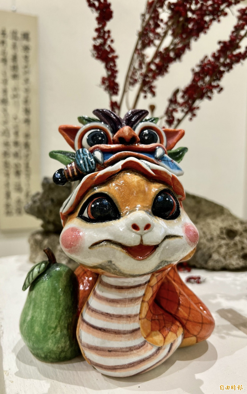 陶藝作品反映麻豆柚花季文化的厚度與生活陶藝的魅力。（記者楊金城攝）