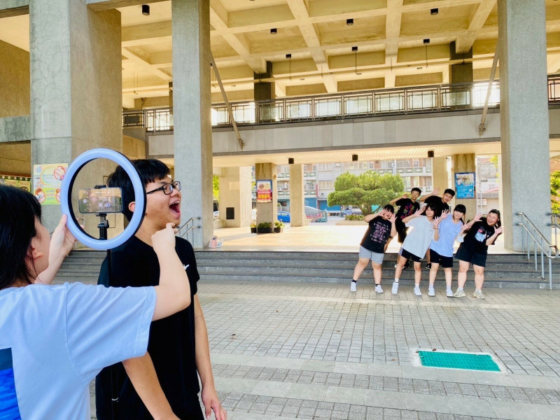 阿蓮國中「瞬光餘韻」畢業展作品透過攝影、燈箱製作與影像後製，將光影與情感融為一體。（阿蓮國中提供）