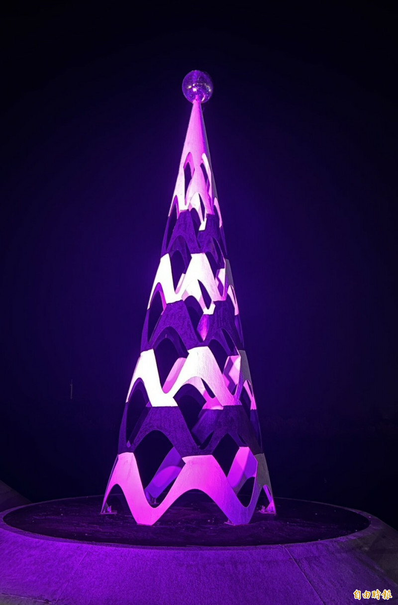 「極西守護者」以七股國聖港燈塔創作。（記者楊金城攝）