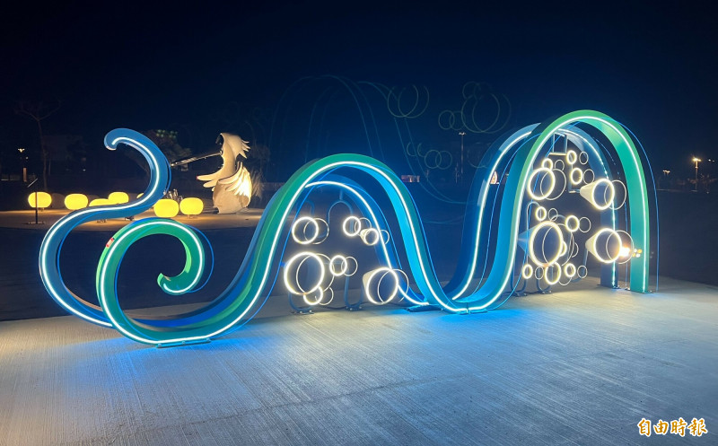 「湛藍擁抱」地景藝術，都有燈光造景。（記者楊金城攝）