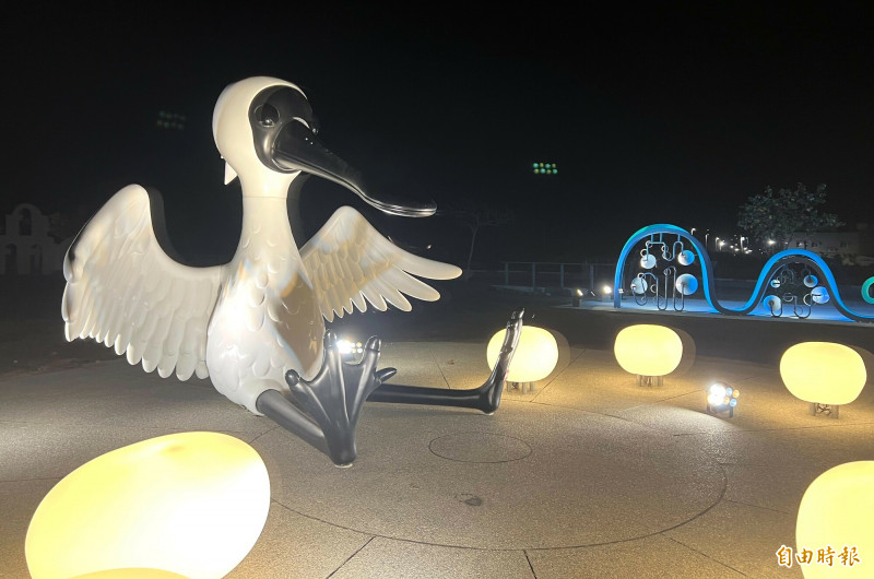 「黑面嬌客」（前）、「湛藍擁抱」（後）裝置藝術在北門遊客中心廣場周邊。（記者楊金城攝）