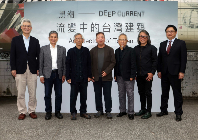 《黑潮—流變中的台灣建築》特映記者會，左起公廣集團董事長胡元輝、中央社董事長李永得、監製蘇喻哲、編劇郭肇立、出品人宋文嶽、導演符昌鋒、TaiwanPlus執行長余佳璋。（公視提供）