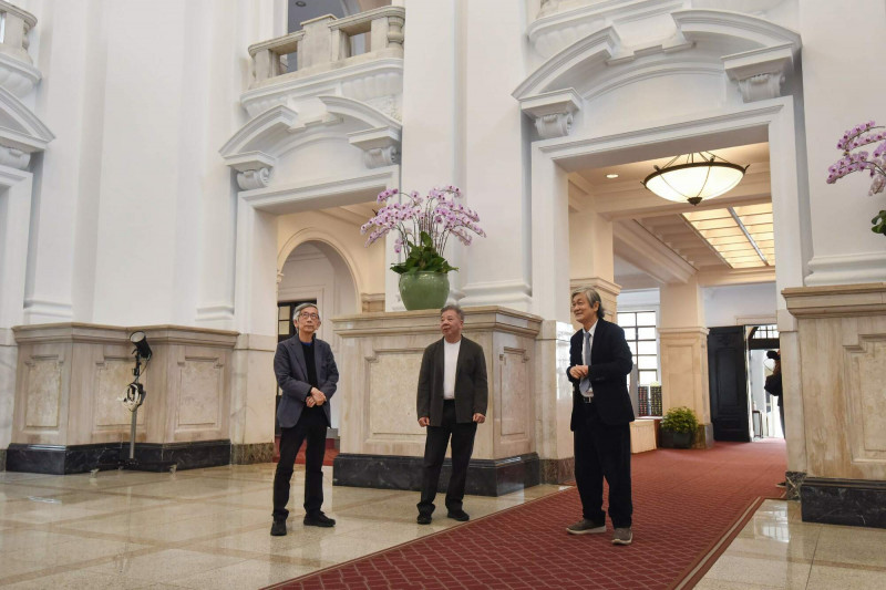 紀錄片《黑潮—流變中的台灣建築》，左起編劇郭肇立、監製蘇喻哲與建築學者李乾朗在總統府內訪談拍攝。（公視提供）