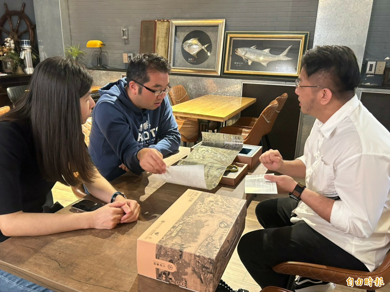 三奇壹號咖啡店創辦人江鎮源（Mars）（右一）說伴手禮有著傳承及傳遞的概念。（記者盧賢秀攝）