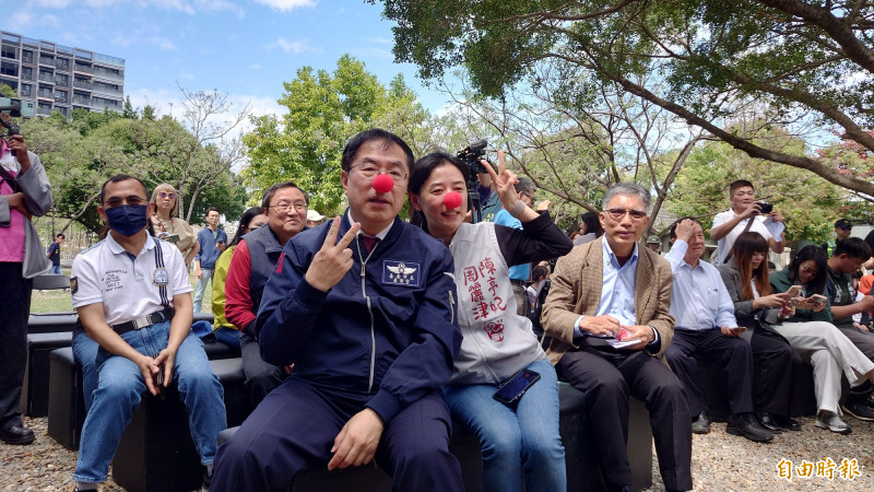 台南市長黃偉哲俏皮戴上「紅鼻子」道具為馬戲團宣傳。（記者洪瑞琴攝）