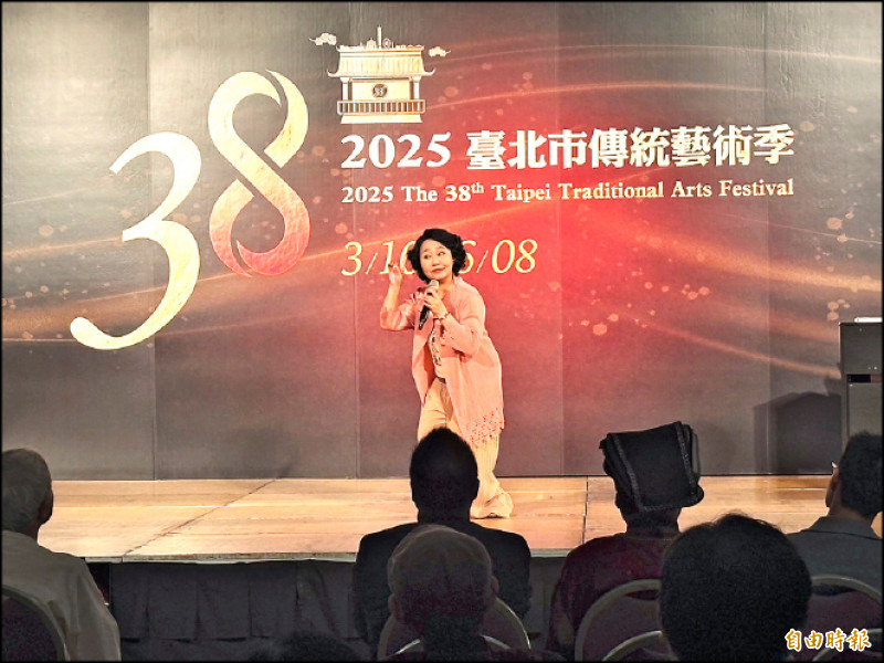 在《我的媽媽欠栽培》劇中，演員呂雪鳳融合歌仔戲身段演出。（記者董柏廷攝）