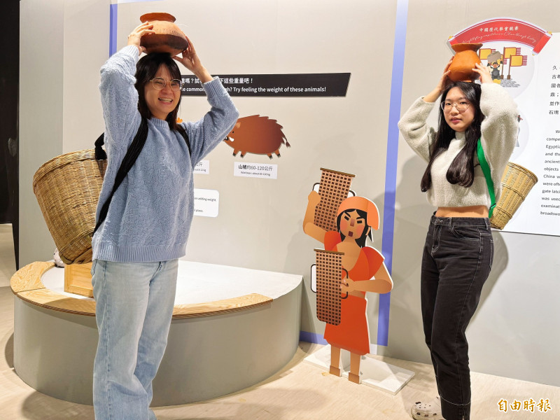 體驗頭頂陶罐平衡行走的趣味挑戰，感受負重在古代生活中的重要性。（記者陳奕劭攝）