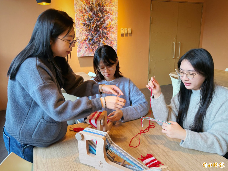十三行博物館推出十三綠時尚「負重織遠——手作編織」體驗活動。（記者陳奕劭攝）