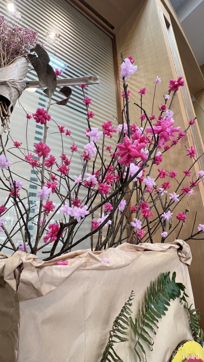 用農廢、舊衣創作，頭份市長者還融入植染、編織技藝。（記者蔡政珉攝）