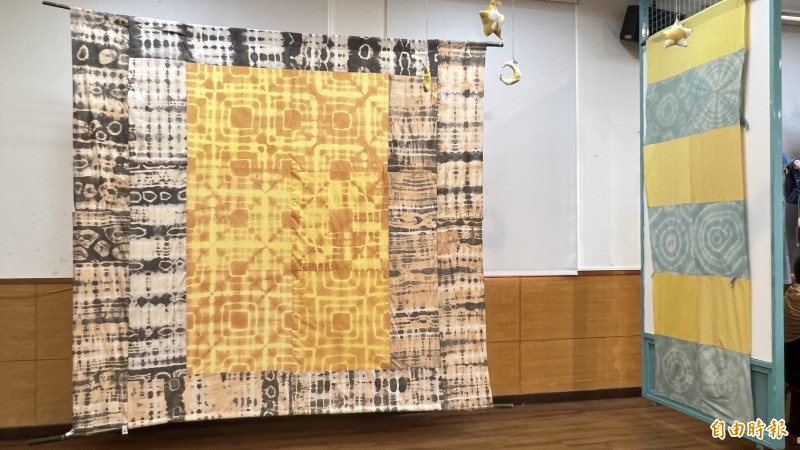 用農廢、舊衣創作，頭份市長者還融入植染、編織技藝。（記者蔡政珉攝）