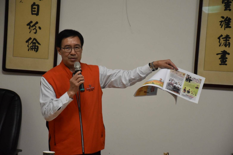 竹東鎮長郭遠彰（橘背心）客串「音樂老師」開課教彈烏克麗麗，教材也親自準備，公所員工利用午休免費參加。（竹東鎮公所提供）