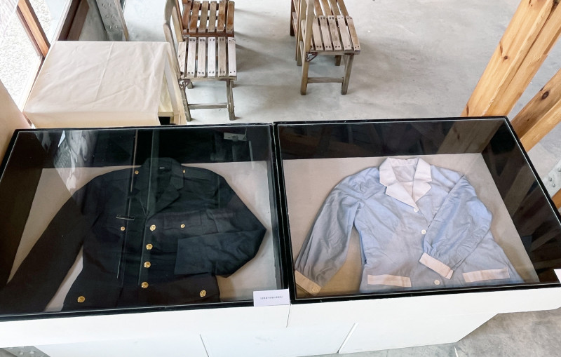 「日常風景：那天，信義新村…」展，特別自台中北屯新村商借兩件軍醫袍展出。（港藝中心提供）