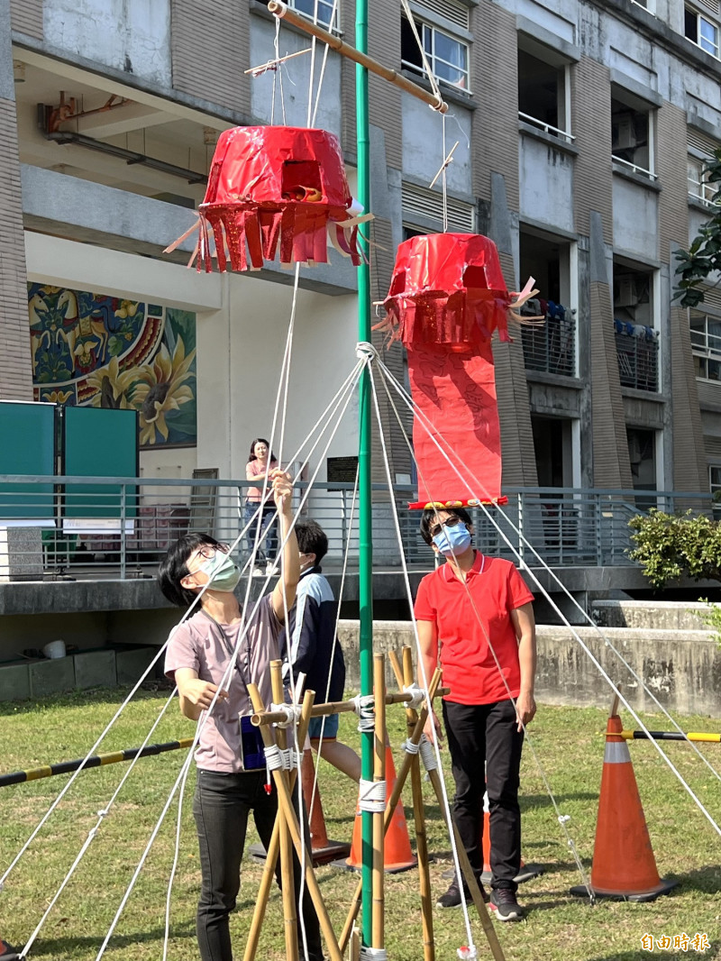 炮籠架用童軍結繩架起。（記者羅欣貞攝）