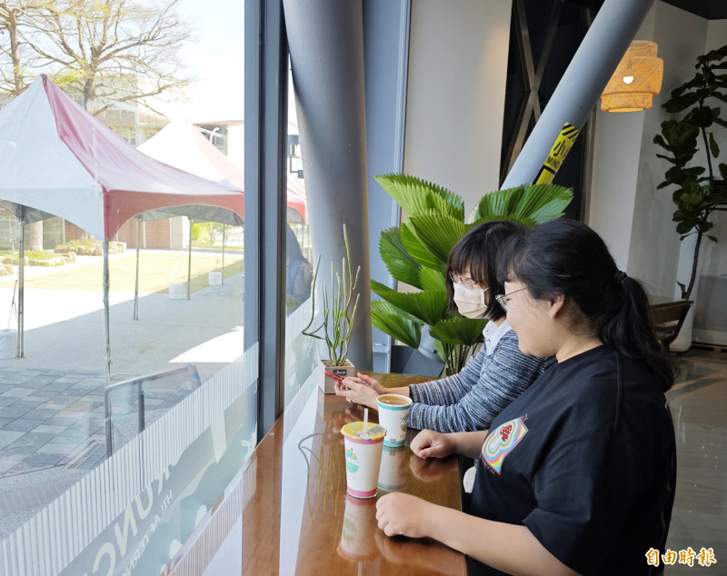 歸仁文化中心引進知名的手作早午餐連鎖品牌「芫朗」，打造服務新亮點。（記者吳俊鋒攝）