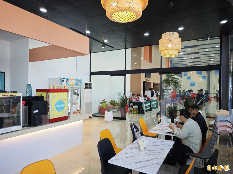 歸仁文化中心引進知名的手作早午餐連鎖品牌「芫朗」，打造服務新亮點。（記者吳俊鋒攝）