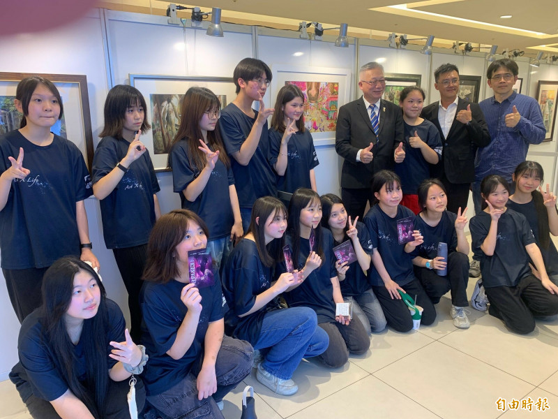 新竹市建華國中美術班畢展，學生畫出成長的迷網與探索。（記者洪美秀攝）