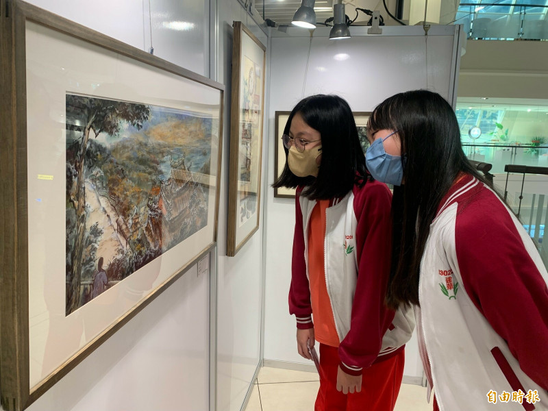 新竹市建華國中美術班畢展，將國中成長過程所遇的迷茫、有趣經歷用畫筆畫出。（記者洪美秀攝）