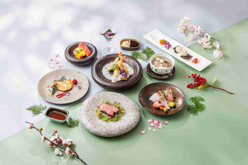順園戀花日式單人套餐以春菊刺身、油菜花大蝦天婦羅等時令美饌演繹春日繽紛。（福容台北一館提供）