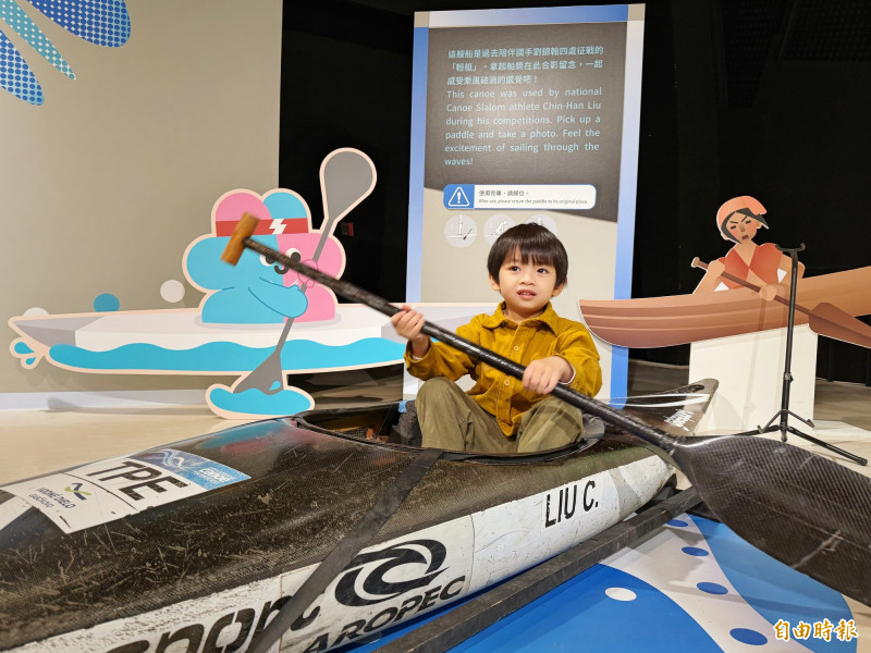 展示國史館典藏的《1995年世界射箭錦標賽中華隊簽名競技弓》，見證台灣選手在國際賽場上的榮耀時刻。（記者陳奕劭攝）