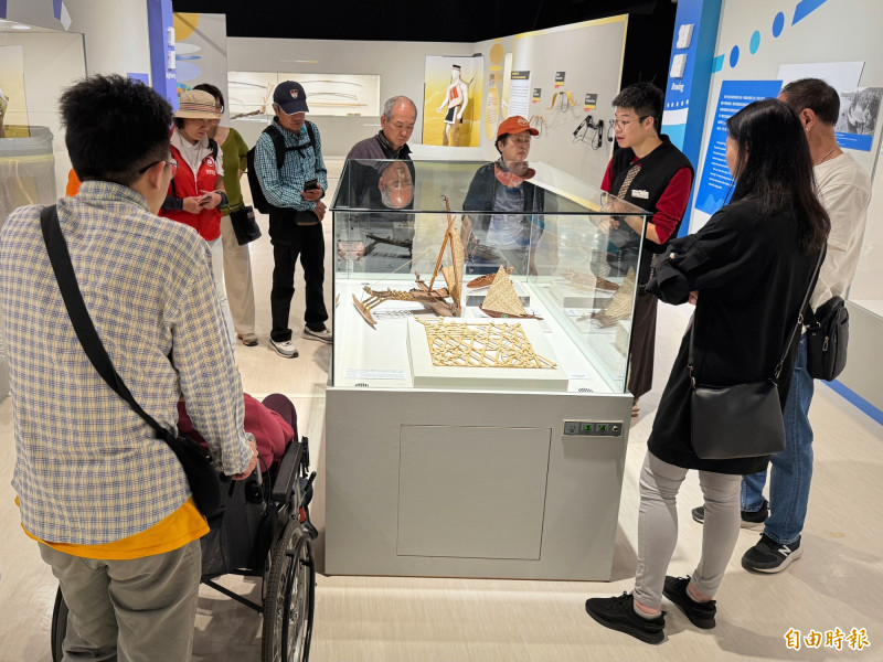 「十三行人的運動」展區以體質人類學角度呈現研究成果，讓觀眾近距離探索「運動印記」。（記者陳奕劭攝）