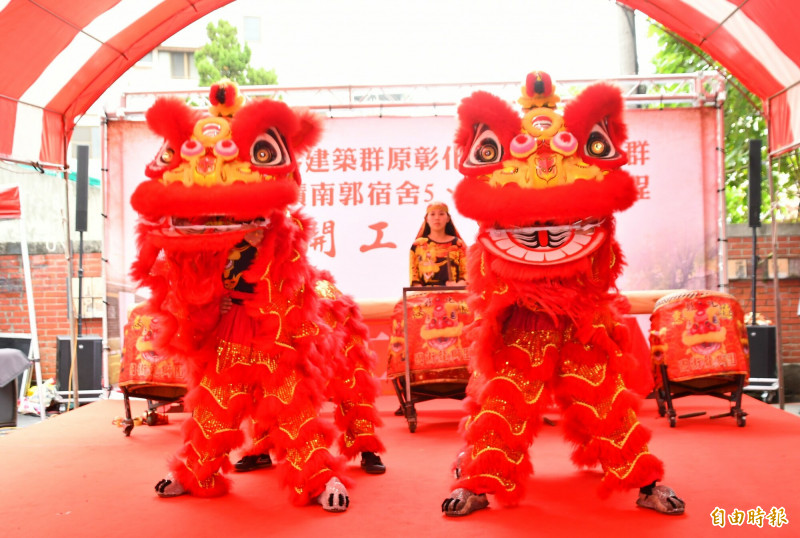 開工典禮上舞獅演出帶來好兆頭。（記者張聰秋攝）