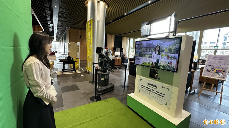 國立科學工藝博物館與台南市立圖書館首度攜手，在南市圖永康新總館舉辦傳播科技特展。（記者劉婉君攝）