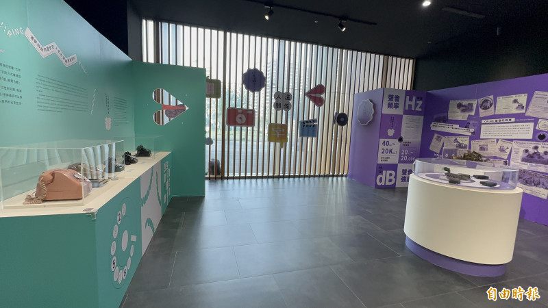 國立科學工藝博物館與台南市立圖書館首度攜手，在南市圖永康新總館舉辦傳播科技特展。（記者劉婉君攝）