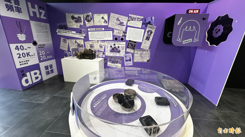 國立科學工藝博物館與台南市立圖書館首度攜手，在南市圖永康新總館舉辦傳播科技特展。（記者劉婉君攝）