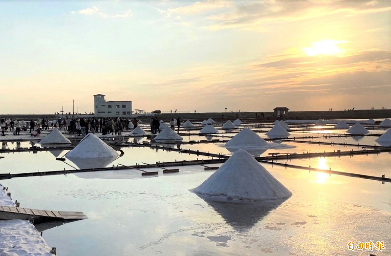 台南北門井仔腳鹽田的夕陽很美，「白金四季」井仔腳鹽田藝術節，打造鹽田成為藝術的舞台。（記者楊金城攝）