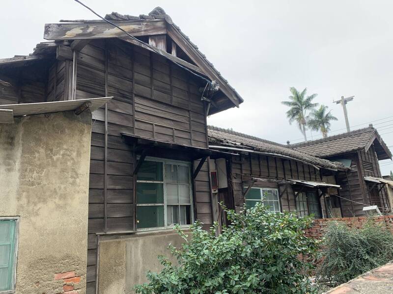 擁有百年歷史的彰化南郭宿舍及原彰化郡宿舍群，經歲月洗禮部分建物損壞嚴重。（彰化縣府提供）