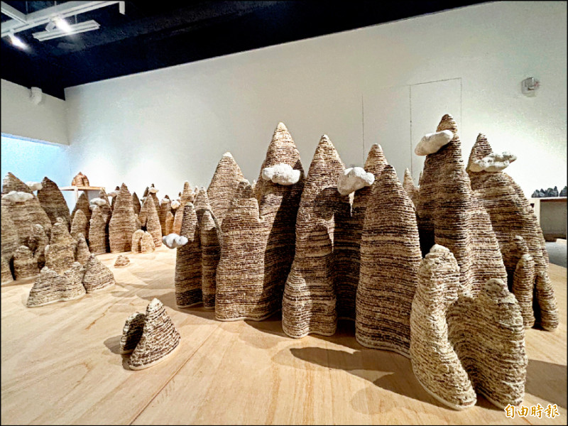 邱永豐陶藝作品〈記憶．穿透〉。（記者董柏廷攝）