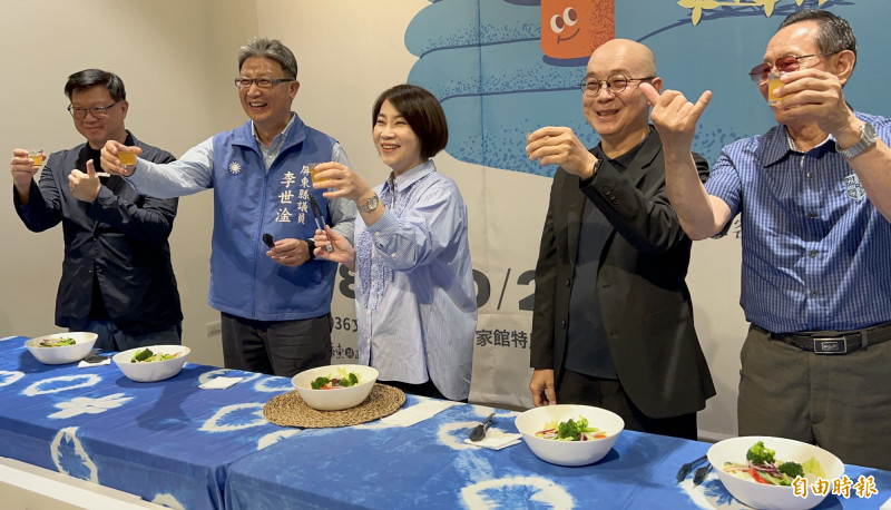 屏東縣政府今起於屏菸1936文化基地2樓客家館推出全新特展「醬人．釀時光—屏東客家味个守藝人」，屏東縣長周春米（中）主持開幕。（記者羅欣貞攝）