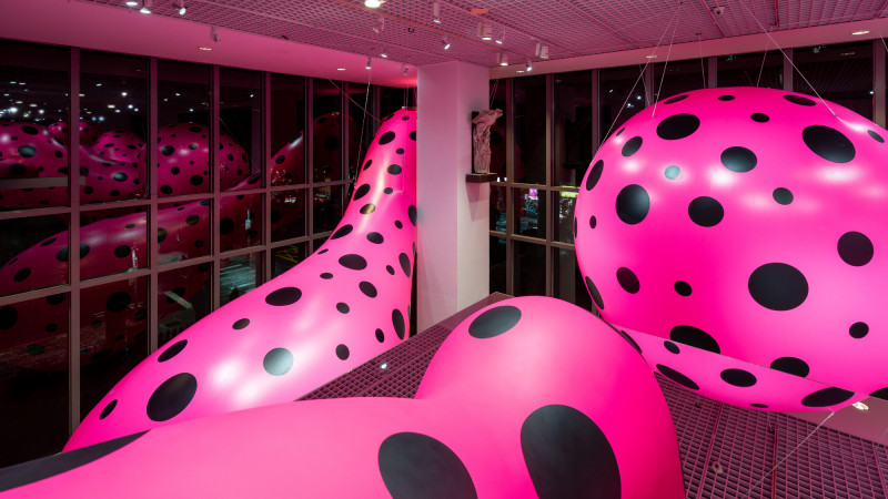 《圓點的強迫妄想》於夜間點燈後，巨型裝置倒映於北師美術館2樓展間，宛如空中漂浮的幻象體。（北師美術館提供）